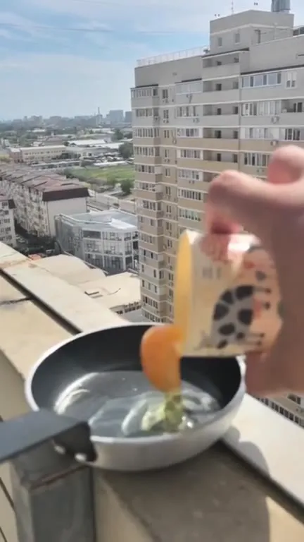 Яичница на крыше под солнцем