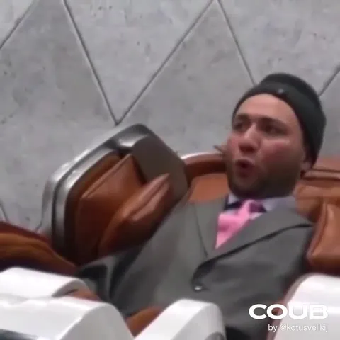 Мужчина расслабляется в кресле