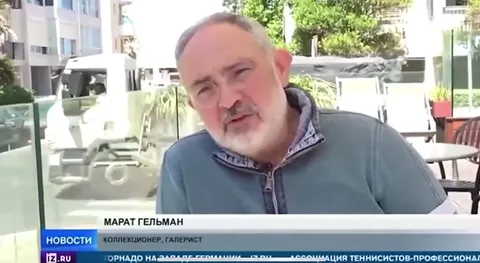 Марат Гельман внимательно слушает