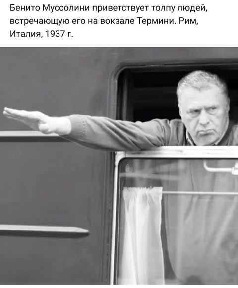 Муссолини приветствует толпу