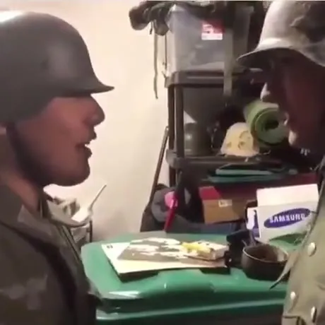 Солдаты выясняют отношения на кухне