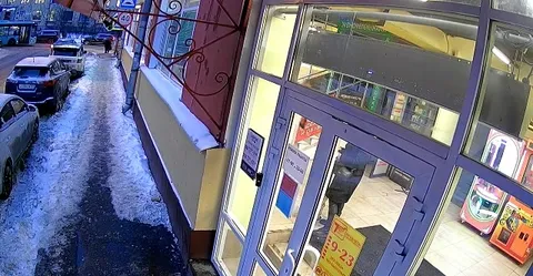 Падение у входа в магазин