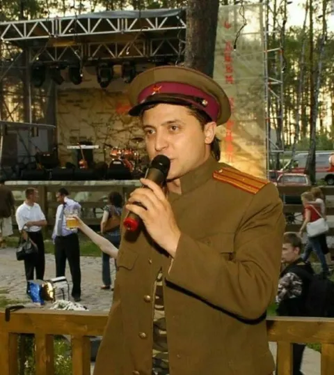 Зеленский поёт в форме