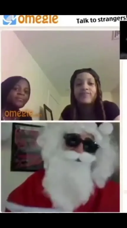 Санта показывает подарок на Omegle