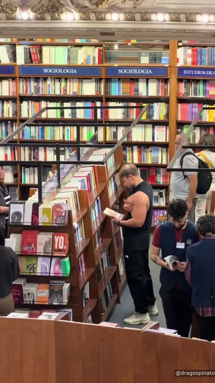 El culturista en la librería