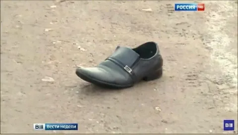 Одинокий ботинок на дороге