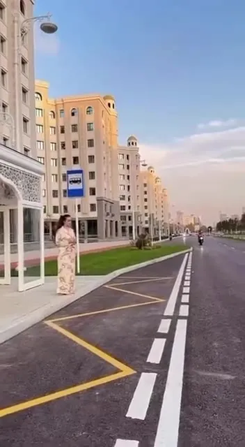 Байкер с букетом у остановки
