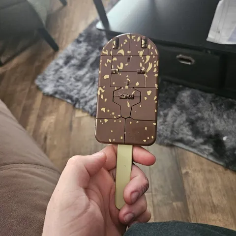 Шоколадное мороженое в руке