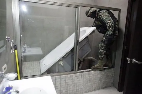 Солдат лезет через ванну