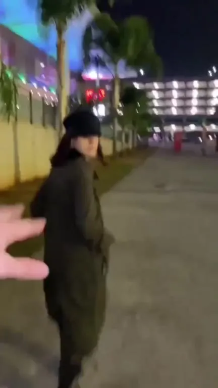 Девушка падает под гимн СССР