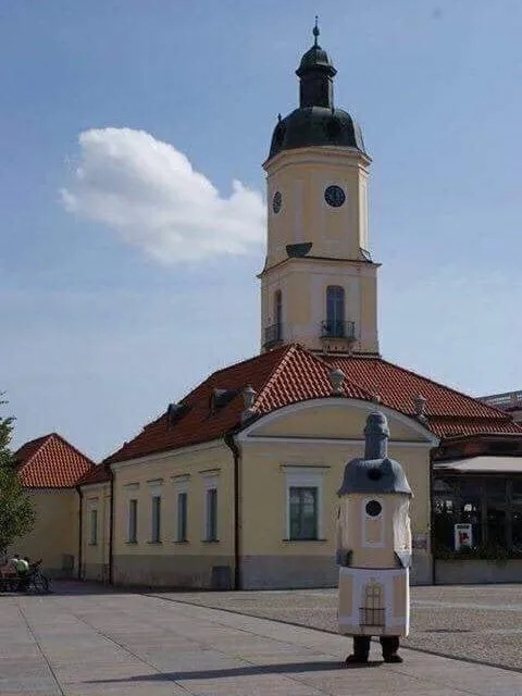 Человек в костюме робота у церкви