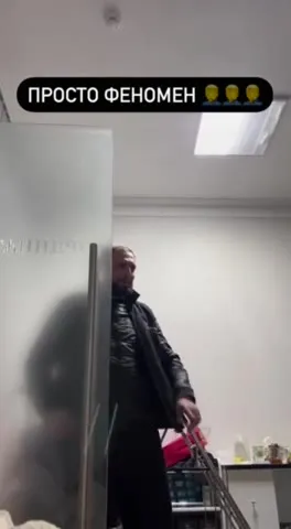 Просто феномен с плакатом