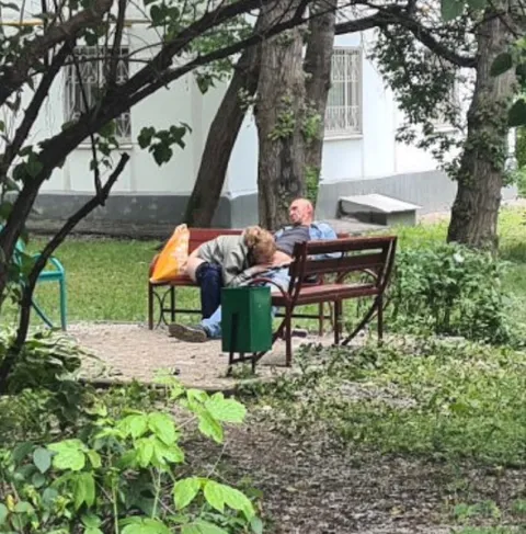 Усталость победила прямо на лавочке