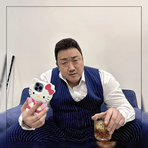 Суровый мужчина с Hello Kitty