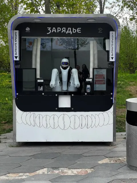 Робо-ноги в зарядном автомате