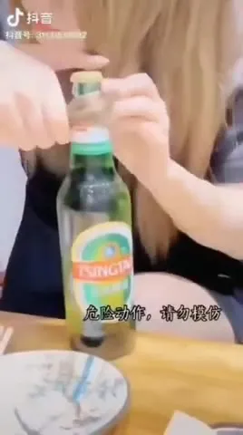 女生努力开啤酒瓶
