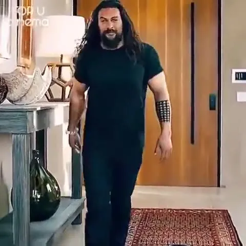 Длинноволосый мужчина танцует дома