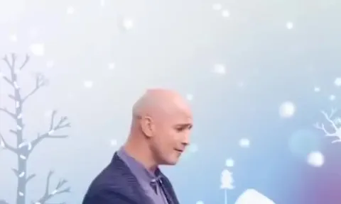 Лысый мужчина внезапно зажигает