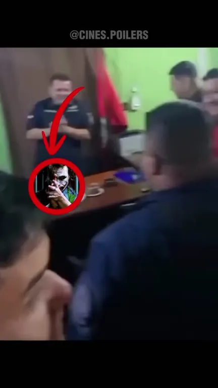 Джокер указывает на беглеца