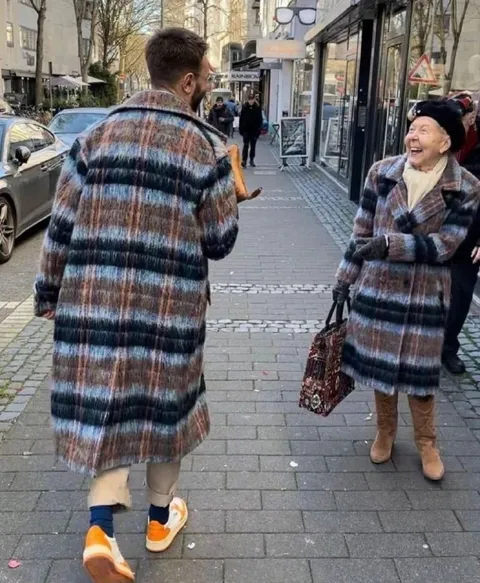 Одинаковые пальто на улице