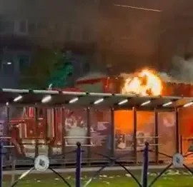 Пожарная машина и огненный взрыв