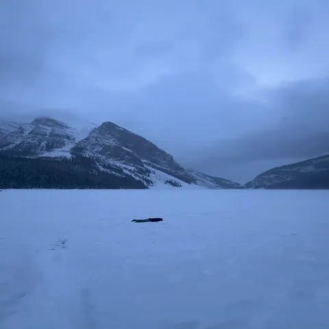 Человек лежит в снегу