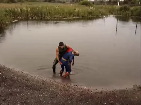 Герои спасают друг друга из пруда