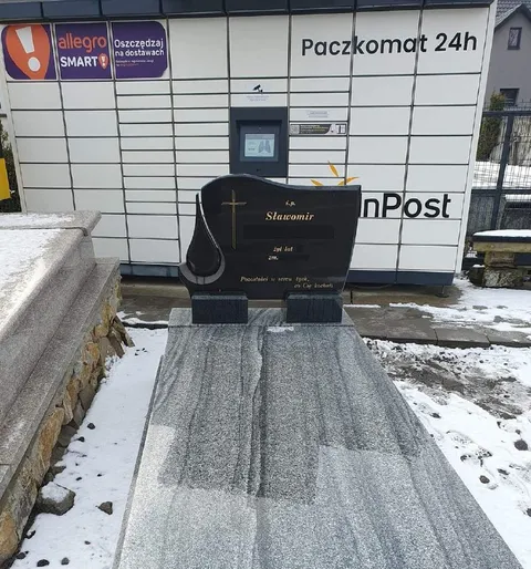 Grób przy paczkomacie