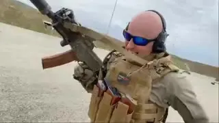 Боец танцует с винтовкой