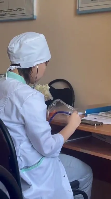 Медсестра слушает пакет