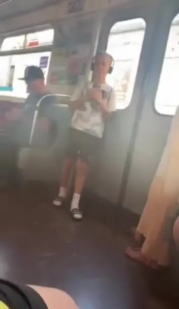 Мальчик танцует в метро