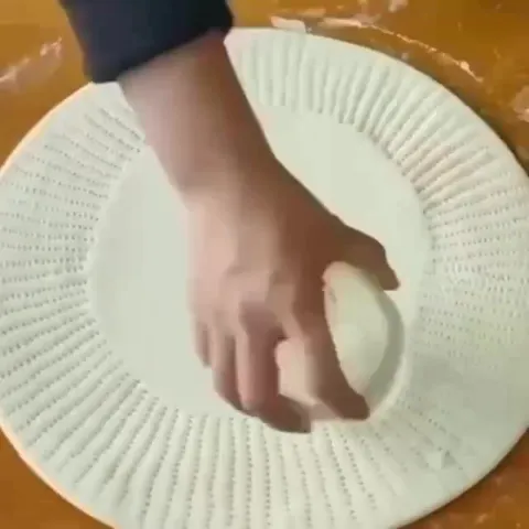 Миска сбежала в бэкрумс