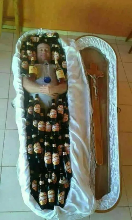 Гроб из бутылок пива
