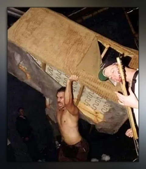 Мужчина несёт огромный матрас