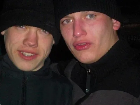 Двое друзей в слезах