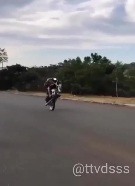 Empinando a moto até cair