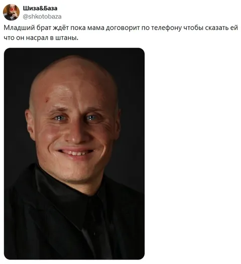 Младший брат ждёт маму