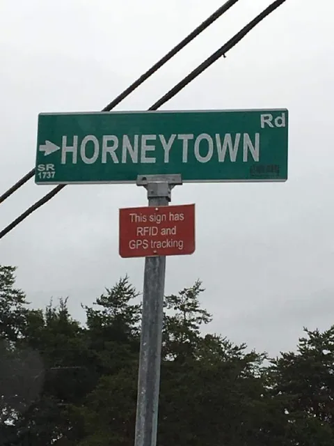 Horneytown Tracking Sign