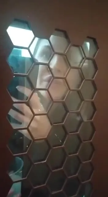 Заходишь в подъезд, а там она