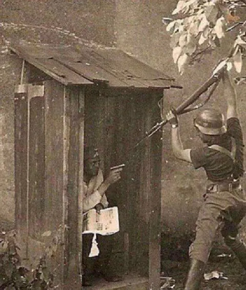 Солдат ломает туалет
