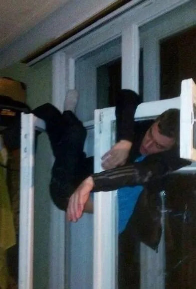 Мужчина застрял в окне
