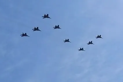 Строй истребителей в небе