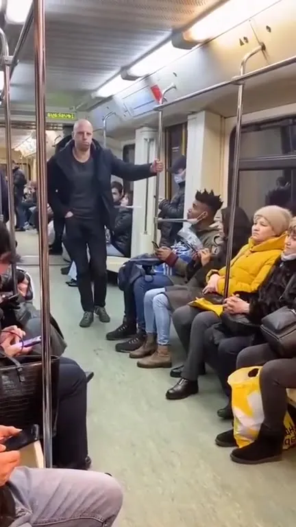 Мужчина освободил вагон метро