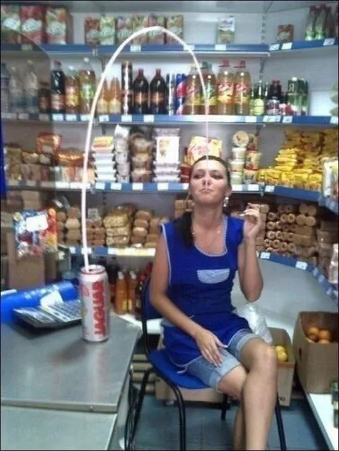 Продавщица и фонтан из банки