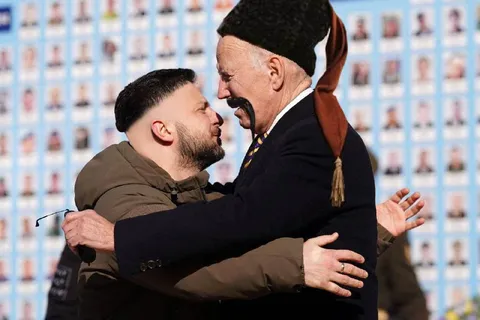 Зеленский обнимает усатого мужчину
