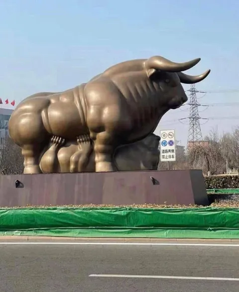 Странная статуя быка