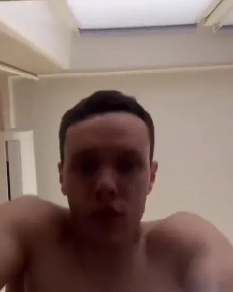 Девушка закрывает рот парню