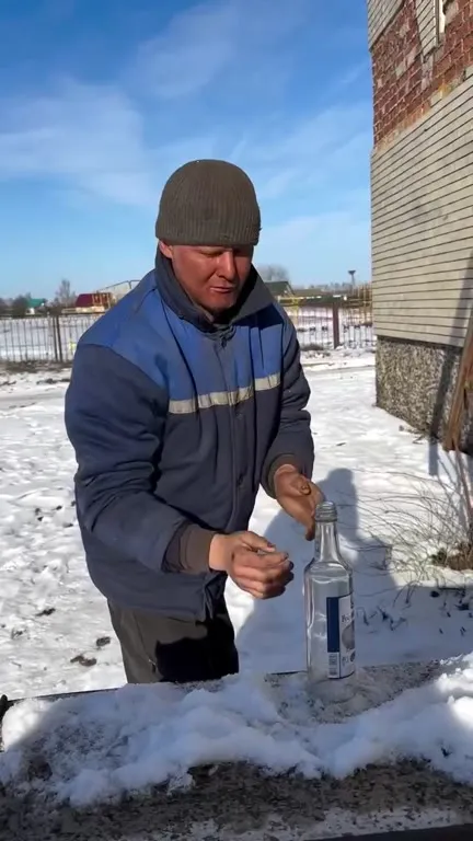 Зимний перекур с бутылкой