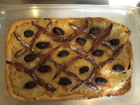 Французская пицца с анчоусами