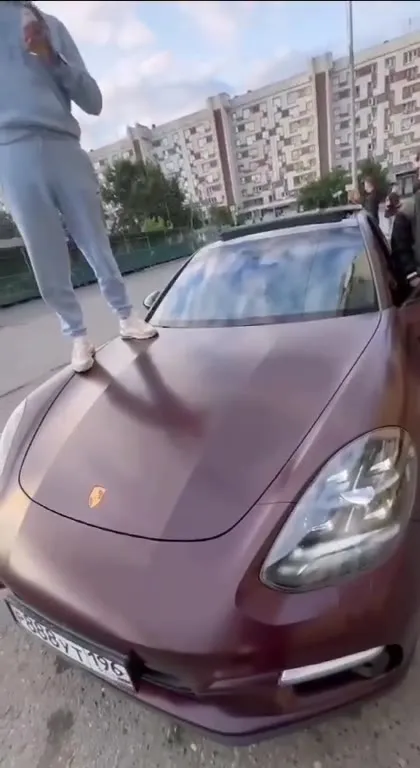 Танцы на капоте Porsche